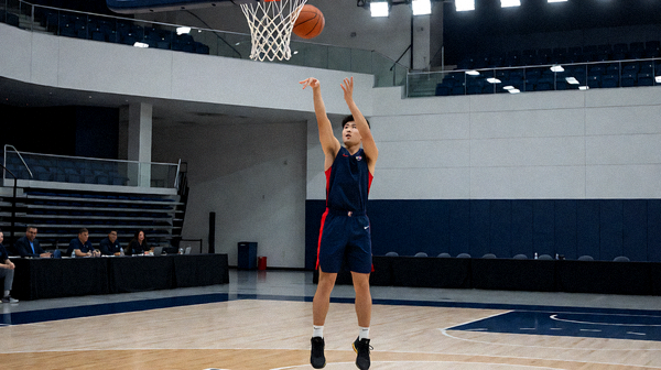 NBA篮球比赛中球员投篮瞬间，篮球空心入网，体现职业篮球的精准与速度